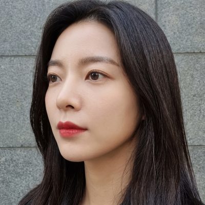 AI 가상 모델 셀피 예시 - 레드 립 포인트의 20대 여성