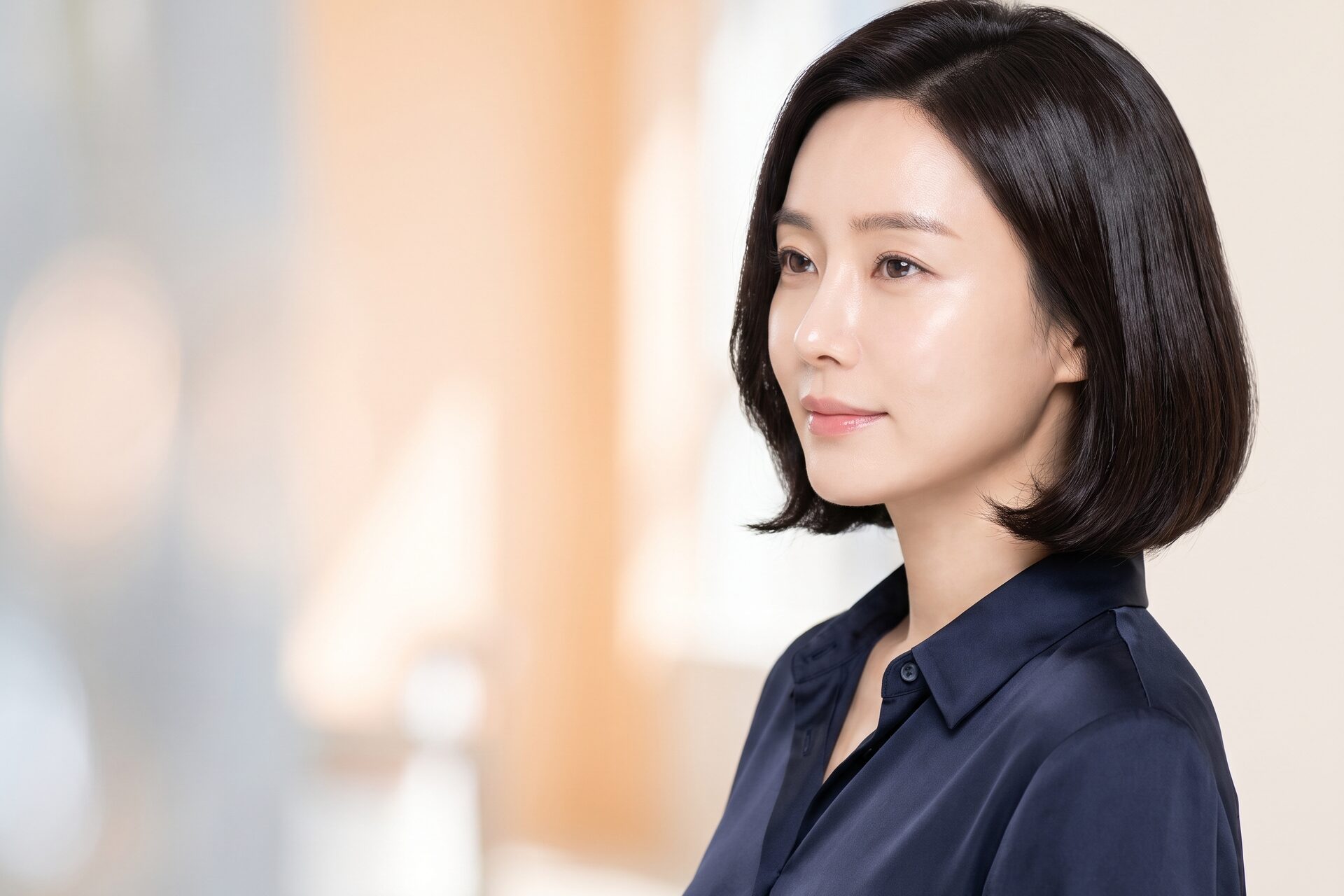 부드러운 스튜디오 조명 아래 맑고 건강한 피부를 가진 여성 모델의 리뷰티성형외과 메인 이미지 (AI 생성 예시 이미지)