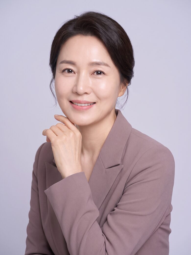 밝고 또렷한 눈매를 소개하는 리뷰티 성형외과 안내 모델 (AI 생성 예시 이미지)