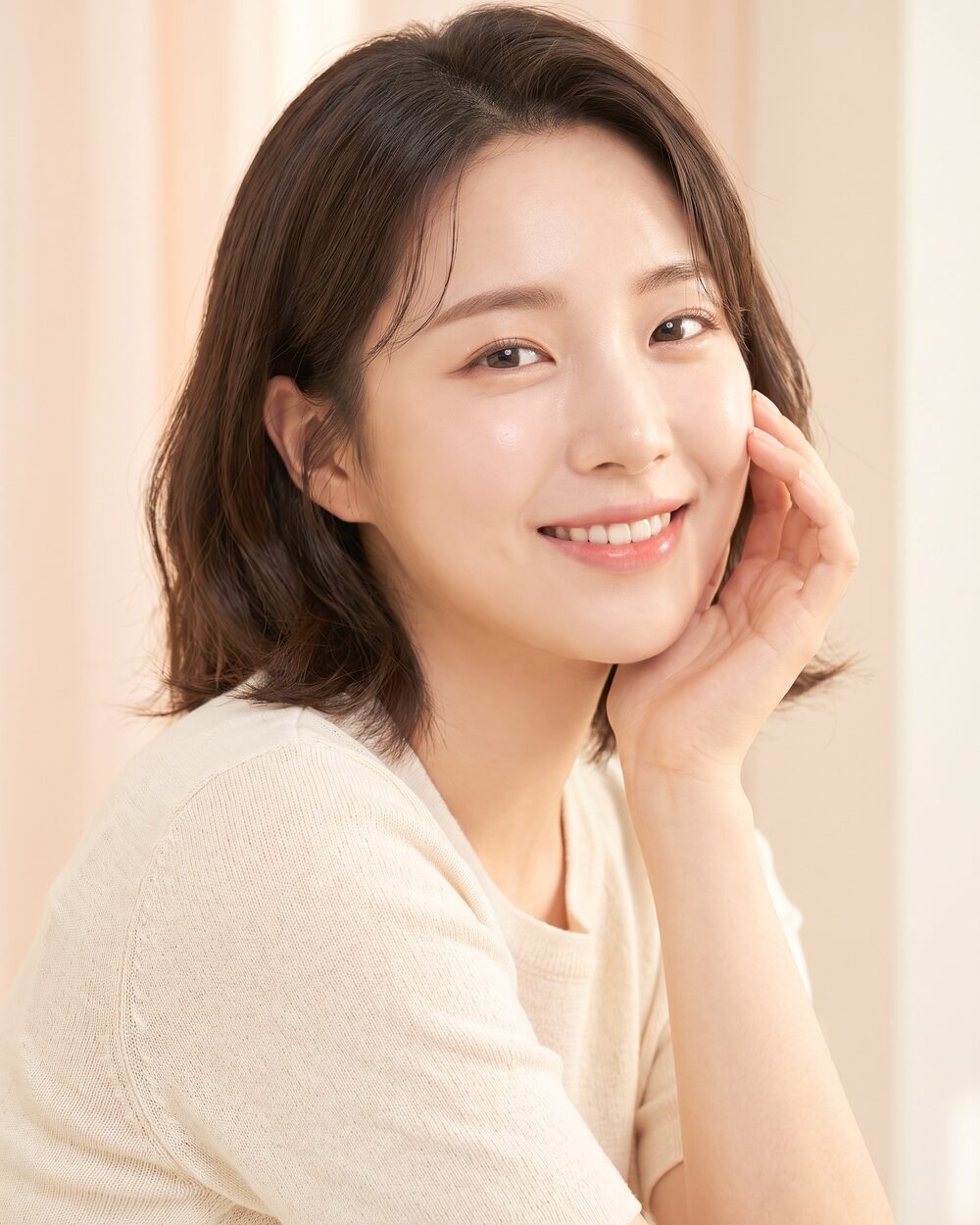 한 손을 볼에 대고 밝게 웃는 여성 모델 (AI 생성 예시 이미지)