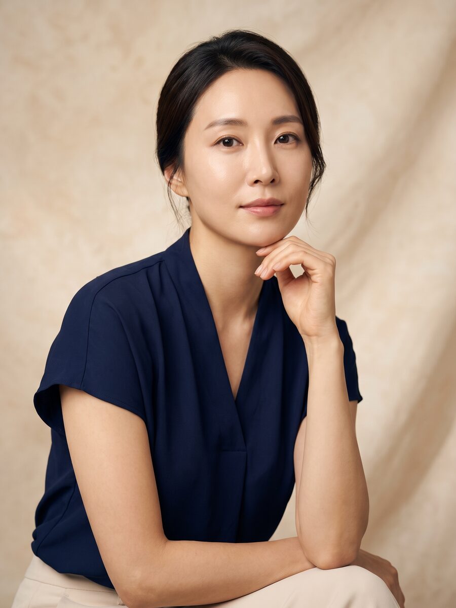 따뜻한 베이지 스튜디오 배경에서 편안한 표정을 짓는 리프팅 안내 모델 이미지