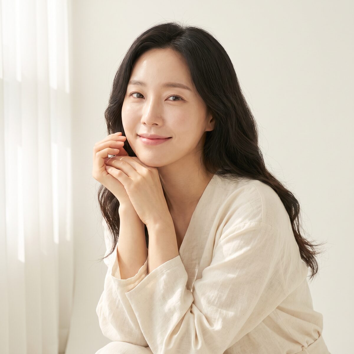 편안한 표정의 여성 모델 — AI 생성 예시 이미지