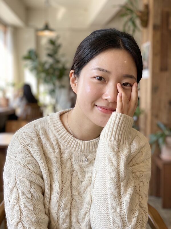 크림색 니트를 입은 따뜻한 분위기의 라이프스타일 예시 이미지