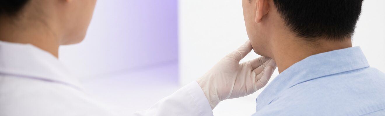 개인 맞춤 상담을 위해 환자의 턱선을 살펴보는 의료진