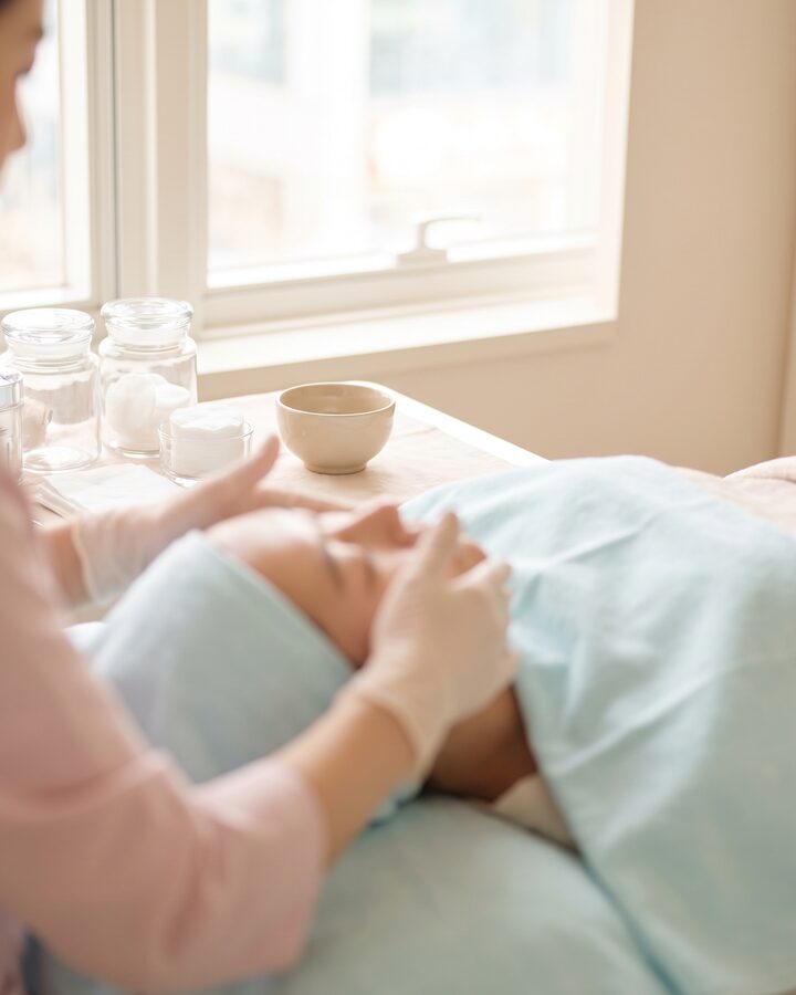밝은 진료실에서 편안하게 진정 피부 케어를 받는 모습 (AI 생성 예시)