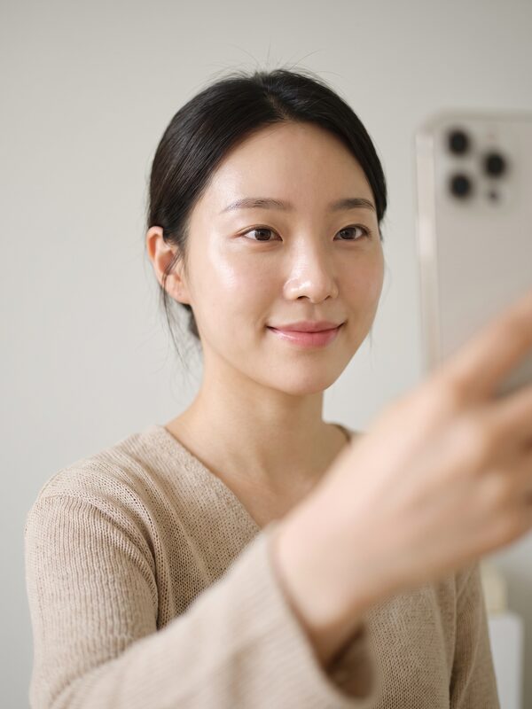 부드러운 스튜디오 조명 아래 차분하게 찍은 일상 셀피 예시 이미지