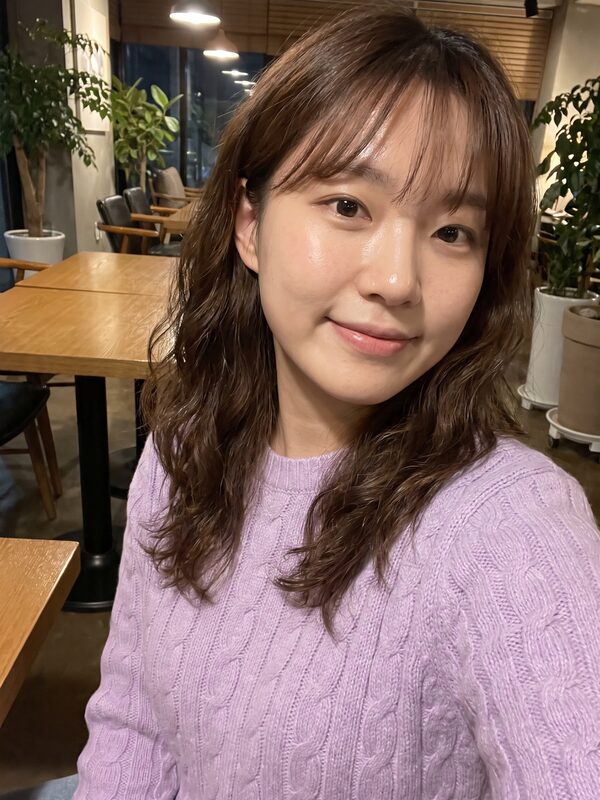 카페에서 촬영한 셀피 예시 이미지 (AI 생성)