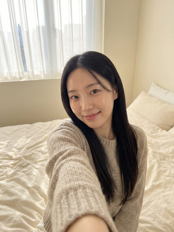 밝은 실내에서 촬영한 셀피 예시 이미지 (AI 생성)