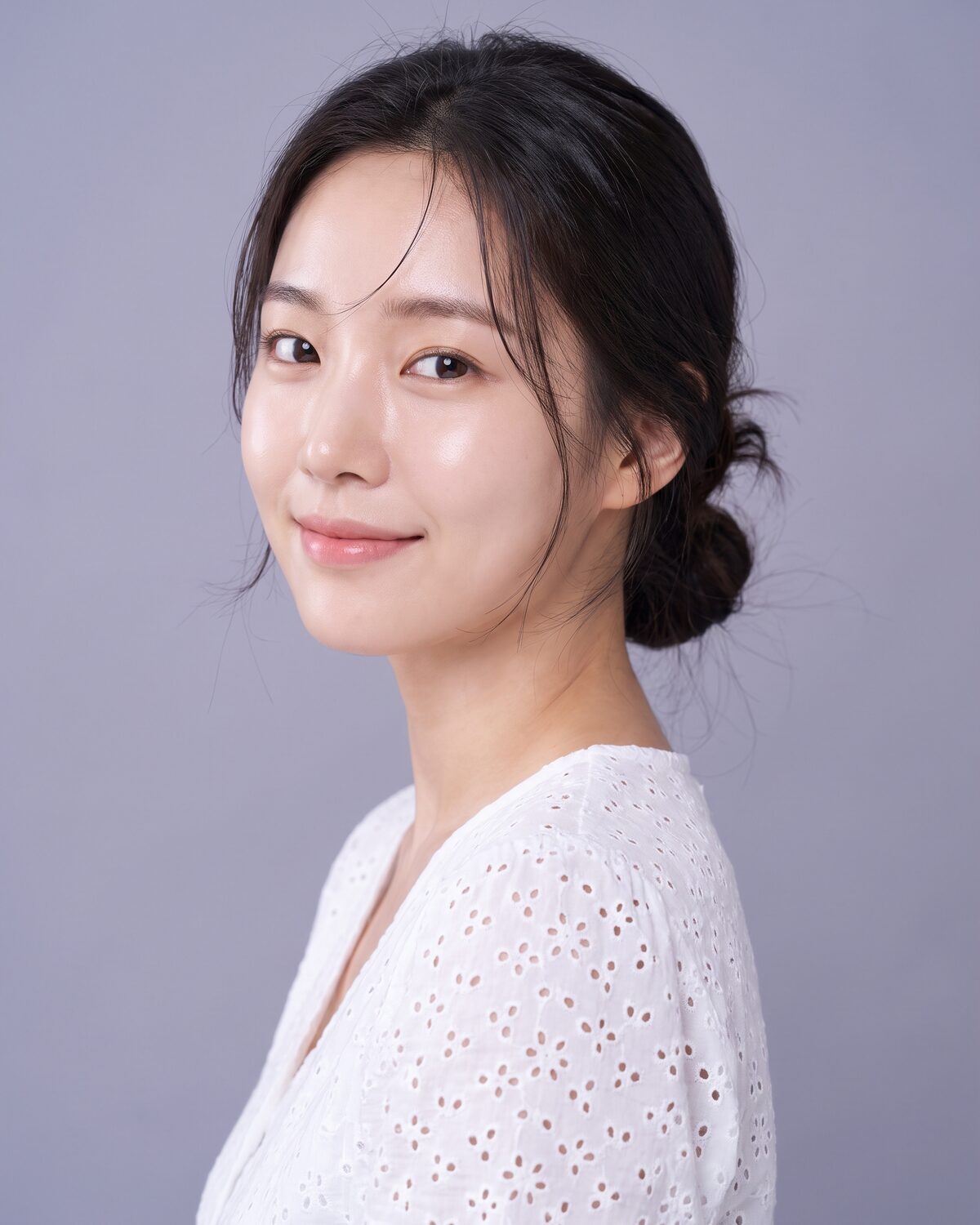 REBEAUTY 프리미엄 성형외과 이미지 컷 — 밝게 미소 짓는 여성 모델의 스튜디오 뷰티 포트레이트 (AI 생성 예시)