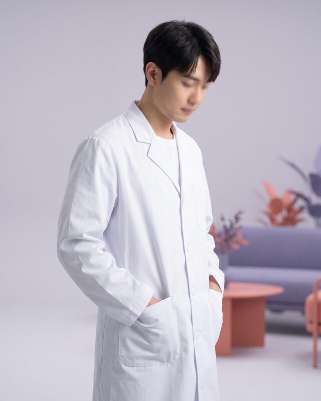 REBEAUTY 프리미엄 성형외과 의료진 (AI 생성 예시 이미지)