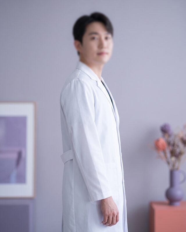 REBEAUTY 프리미엄 성형외과 의료진 (AI 생성 예시 이미지)