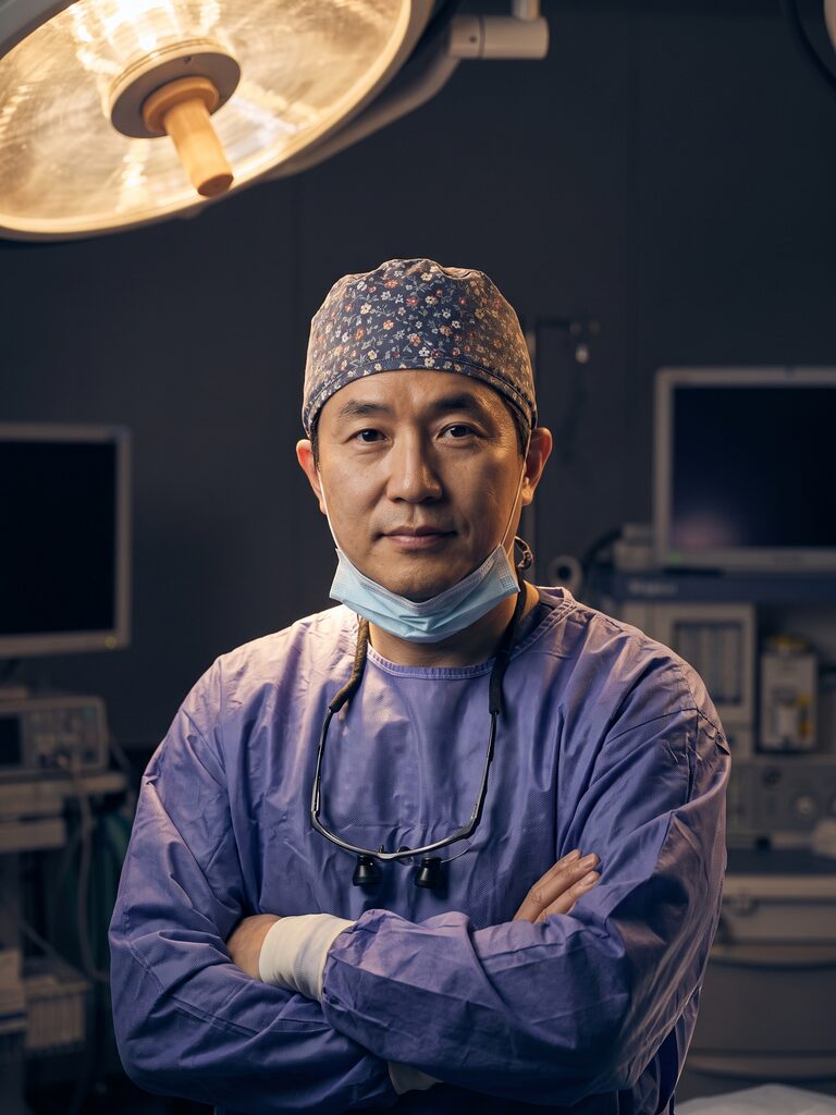 수술 가운과 마스크를 착용한 리뷰티성형외과 의료진 컨셉 이미지 (AI 생성 예시)