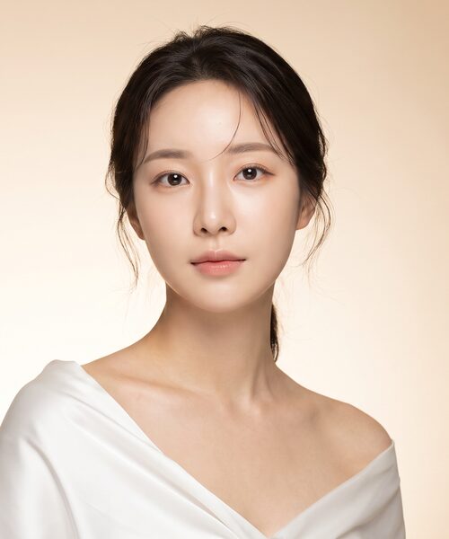 자연스러운 눈매를 표현한 AI 생성 예시 인물 이미지