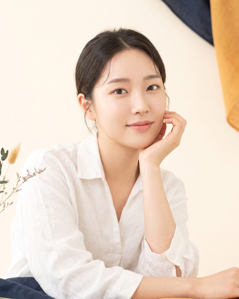 자연스럽고 또렷한 눈매를 보여주는 모델 (AI 생성 예시 이미지)