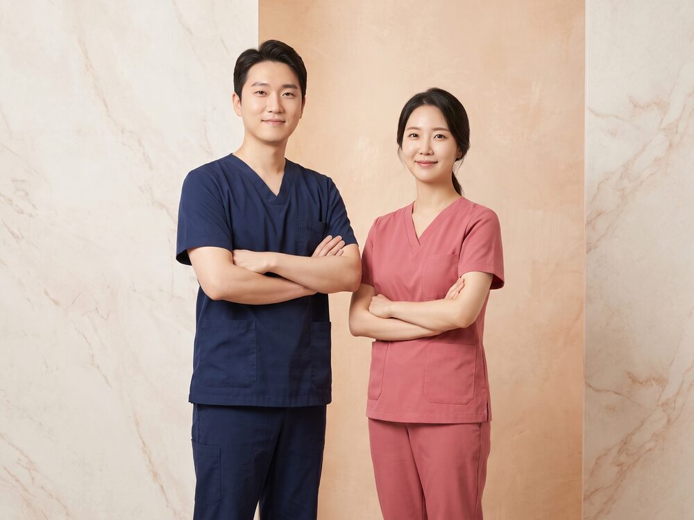 따뜻한 아이보리 스튜디오 배경에 나란히 선 두 명의 성형외과 의료진 (AI 생성 예시 이미지)