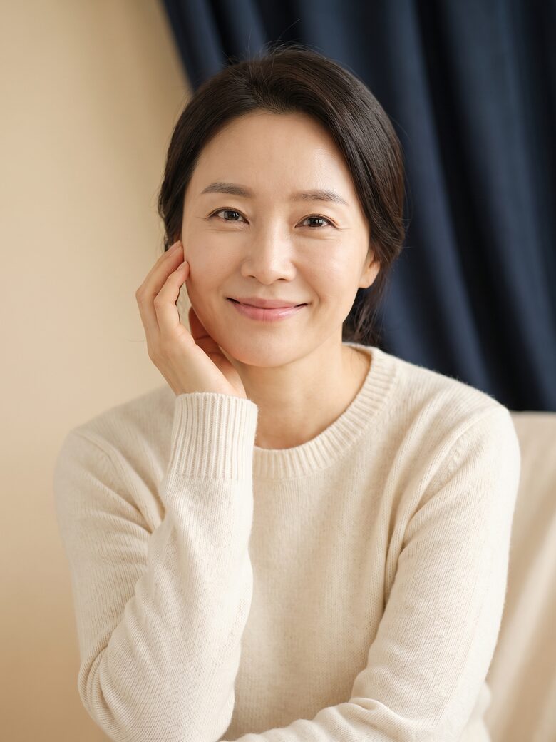 밝고 또렷한 눈매를 가진 중년 여성 (AI 생성 예시 이미지)