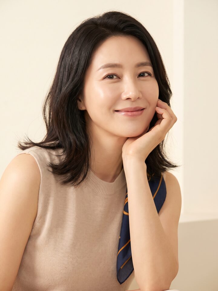 밝고 자연스러운 눈매의 중년 여성 (AI 생성 예시)