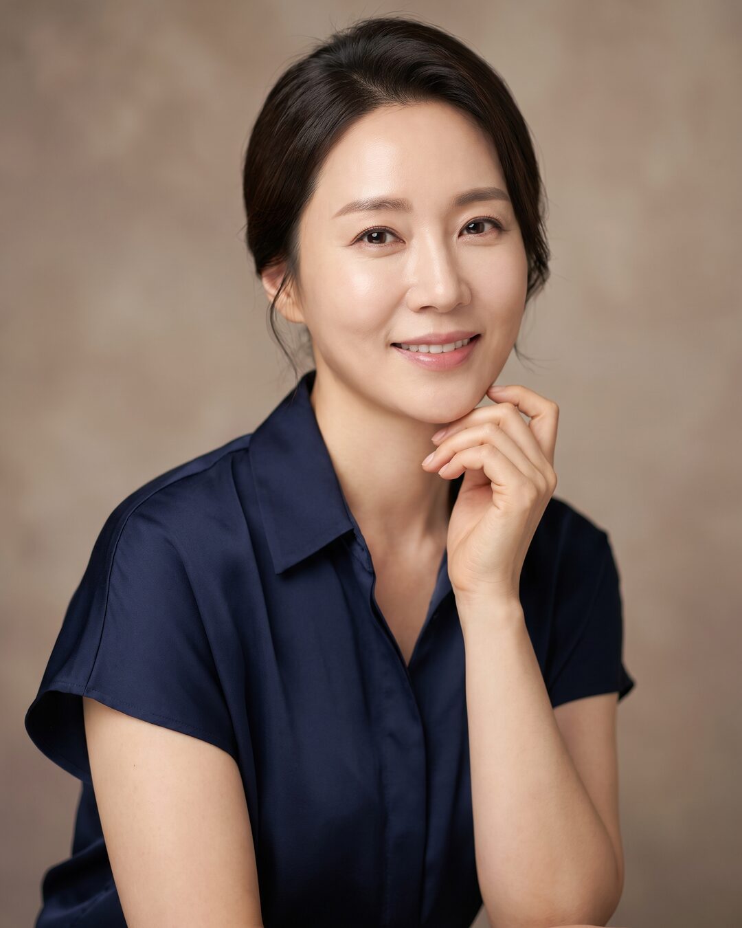 자연스러운 페이스 라인을 표현한 안티에이징 리프팅 콘셉트 이미지 (AI 생성 예시)