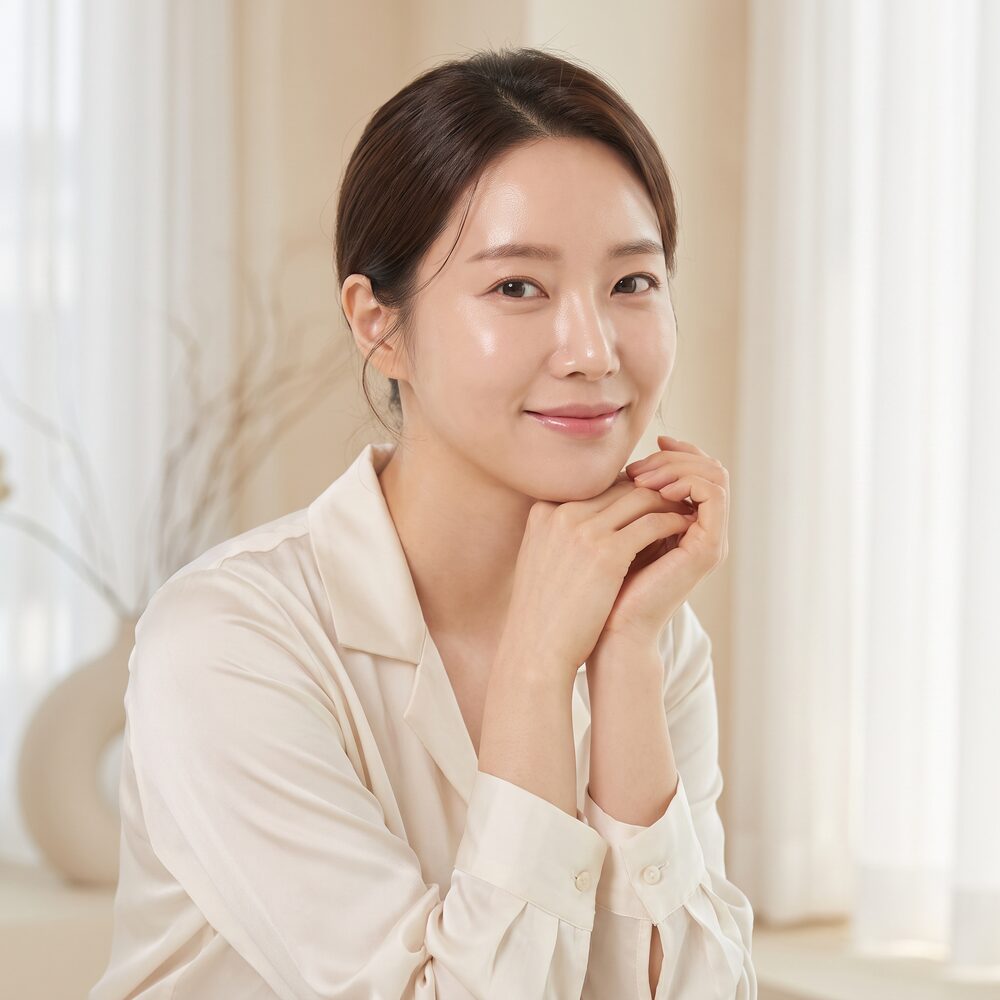 편안한 미소의 여성 모델 · AI 생성 예시 이미지