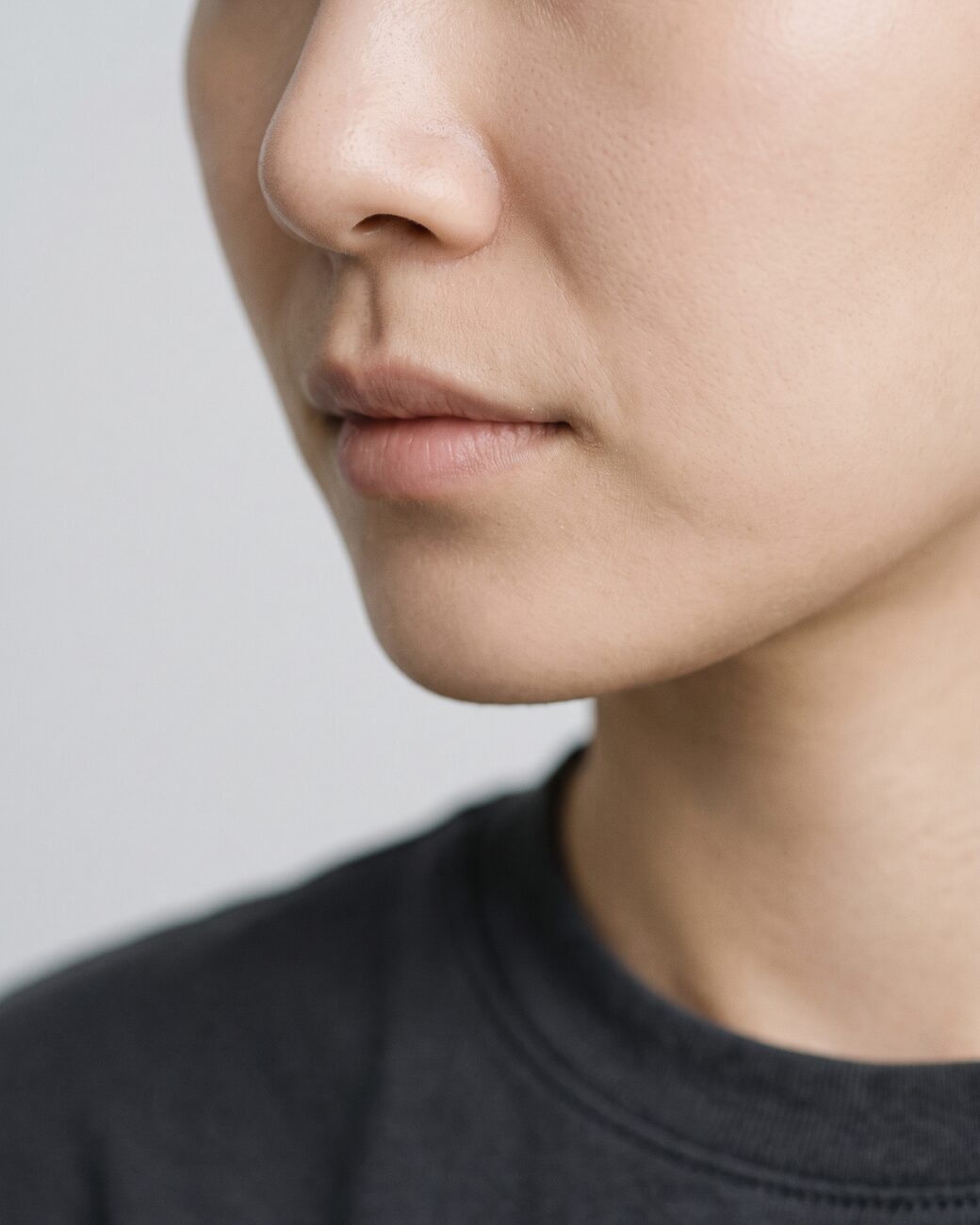 코 양옆 귀족 부위 개념 예시 이미지 — 눈을 제외한 비식별 하안면 클로즈업