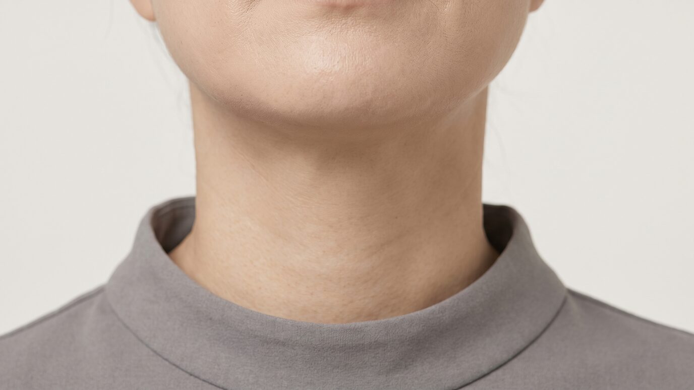 턱선과 목 라인만 보이는 비식별 정면 크롭 개념 이미지