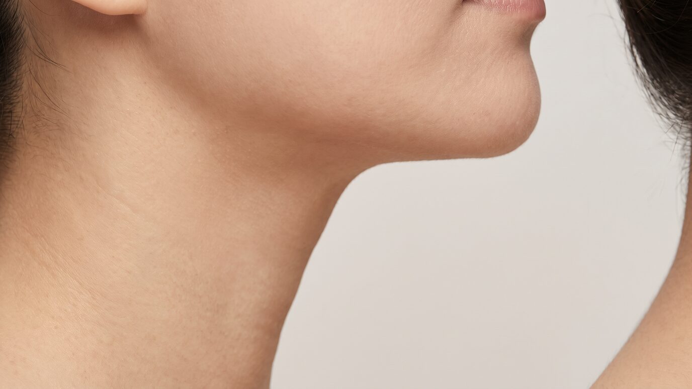 측면에서 본 턱선과 목 라인만 보이는 비식별 크롭 개념 이미지