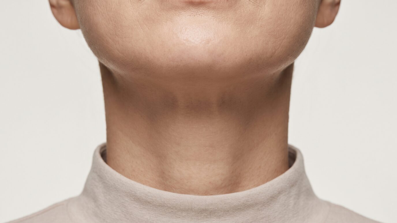 반측면에서 귀 아래부터 목선까지 보이는 비식별 크롭 개념 이미지