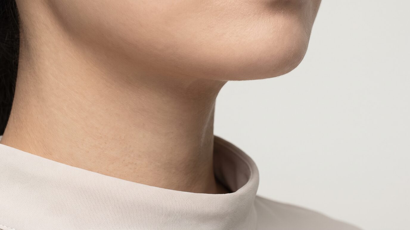 뒤쪽 사선에서 본 목덜미 윤곽만 보이는 비식별 크롭 개념 이미지