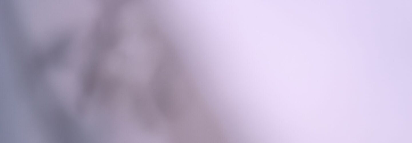 리뷰티성형외과 진료 공간의 라벤더빛 파스텔 보케 배경
