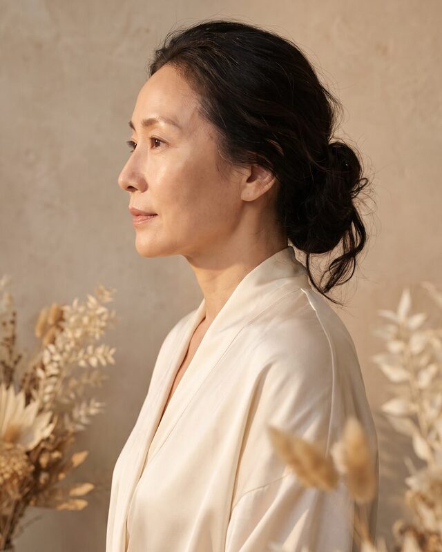 용코교정 프로그램을 안내하는 여성 모델 이미지(AI 생성 예시)