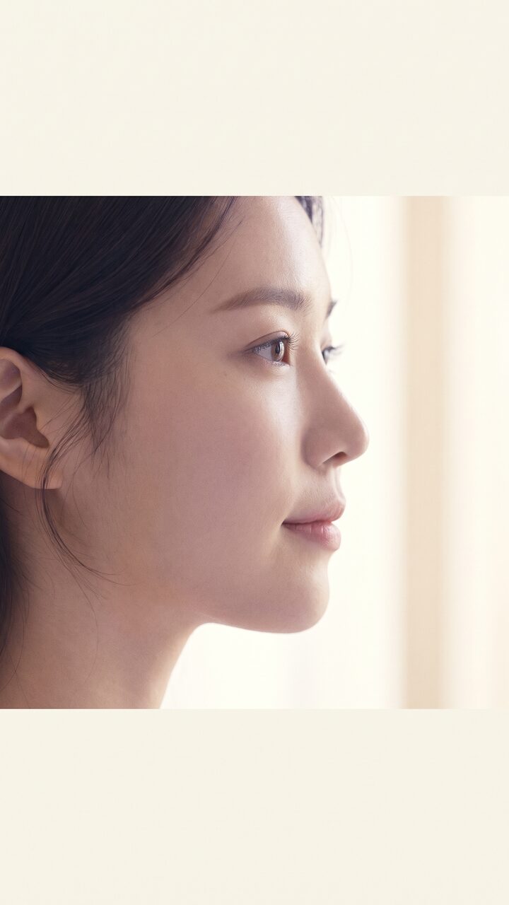측면 턱선이 보이는 프로필 컷의 세로형 영상 커버