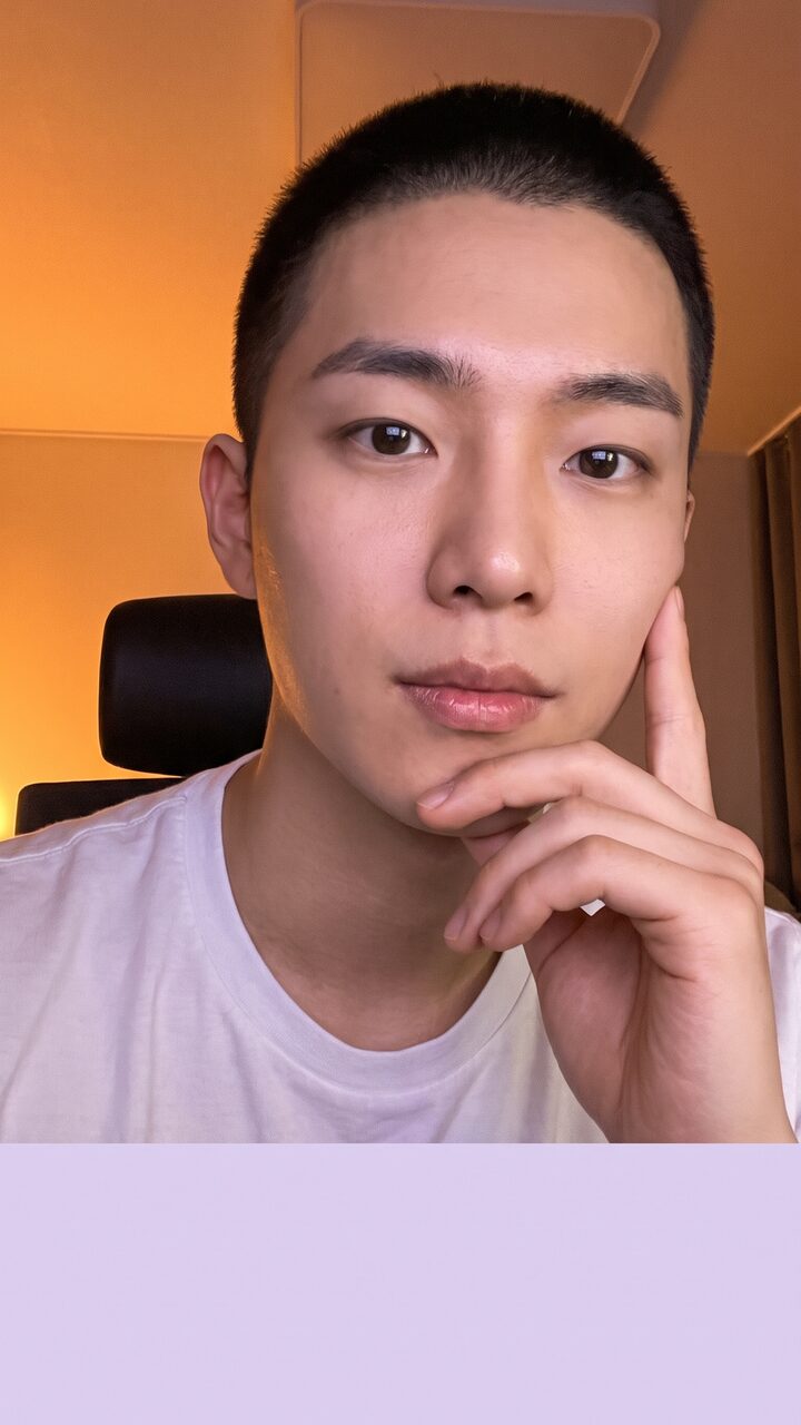 실내에서 촬영한 남성 셀피풍 세로형 영상 커버