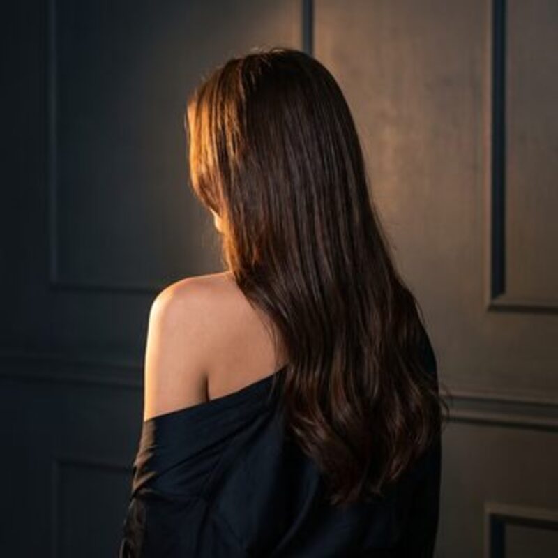 저조도 실내에서 촬영한 여성 방문객의 근접 셀피 예시 이미지