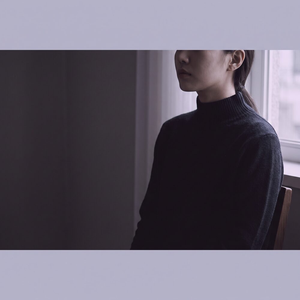 어두운 실내 조명 아래 고개를 돌린 여성 모델 이벤트 키비주얼 (AI 생성 예시)