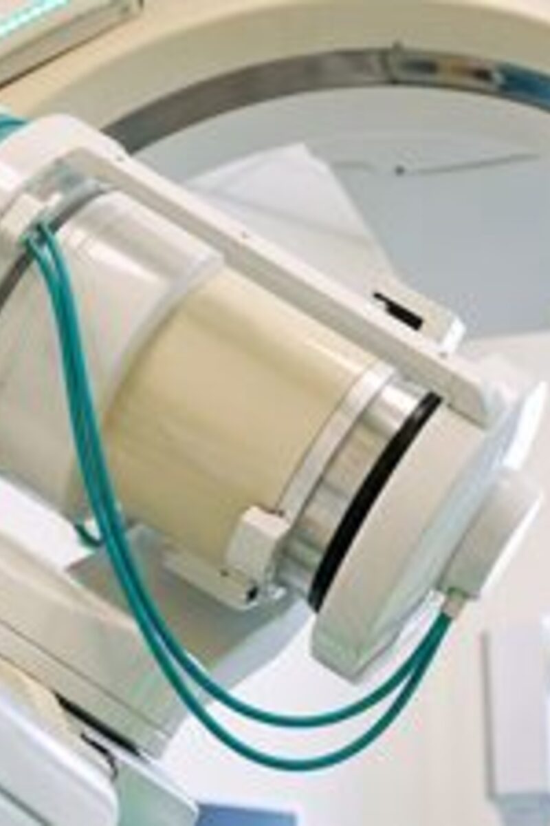 흰색 3D-CT 촬영 장비의 갠트리 곡면을 올려다본 장비 클로즈업