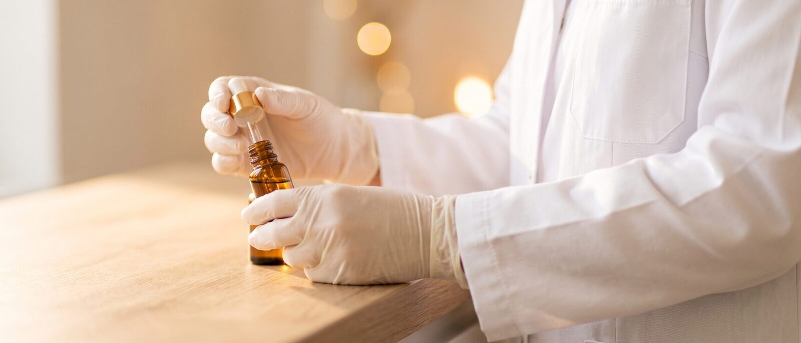 리뷰티성형외과 수술실 내부 — 무영등과 스테인리스 수납장, 감시 장비 카트를 갖춘 시설 (AI 생성 예시 이미지)