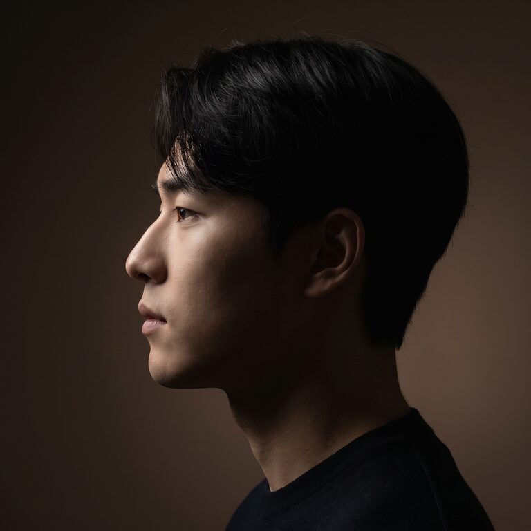 어두운 배경에서 촬영한 남성 모델의 측면 프로필 컷 — AI 생성 예시 이미지