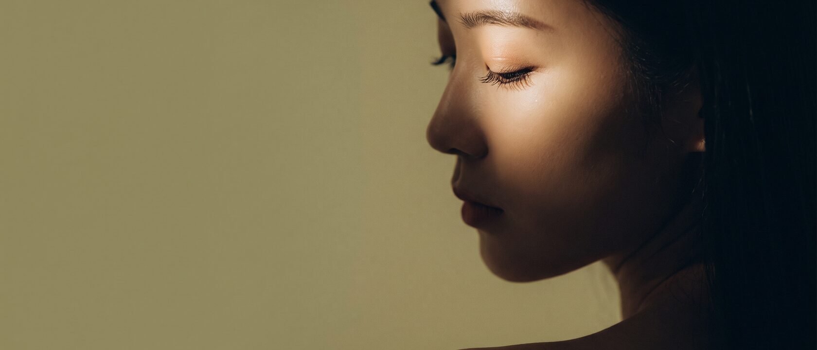 눈을 감은 옆얼굴 클로즈업으로 눈매 라인과 속눈썹이 강조된 뷰티 컷 (AI 생성 예시 이미지)