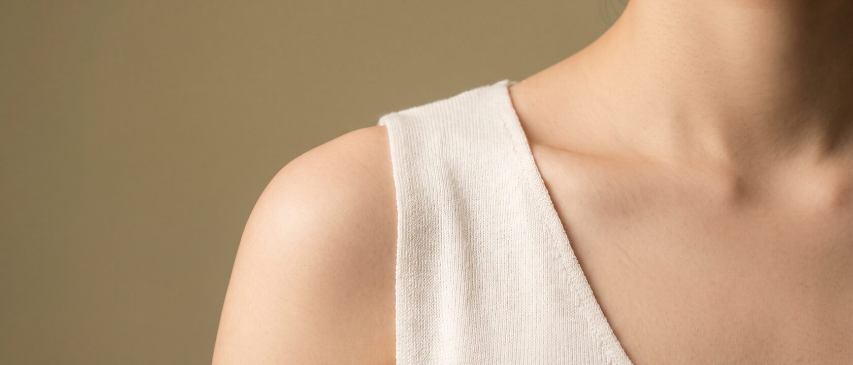 정면을 등진 자세에서 어깨와 쇄골 곡선이 드러난 컷 (AI 생성 예시 이미지)
