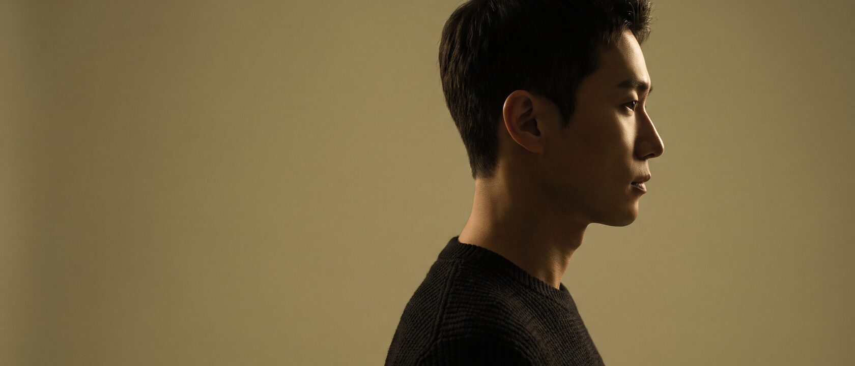 짧은 머리의 남성 옆얼굴 실루엣으로 콧대와 턱선 라인이 드러난 컷 (AI 생성 예시 이미지)