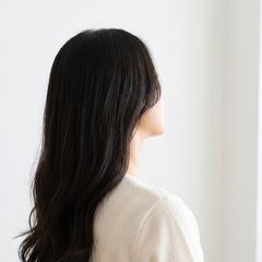 얼굴 윤곽 라인이 보이는 정면 이미지