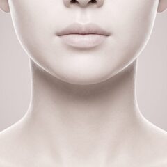 볼과 턱선이 보이는 미소 띤 얼굴 이미지