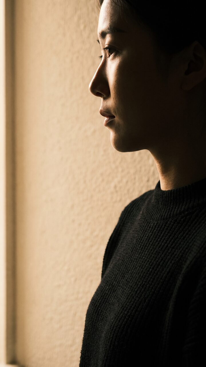리뷰티 셀피 예시 이미지 3 — 옆선이 드러나는 측면 프로필 컷