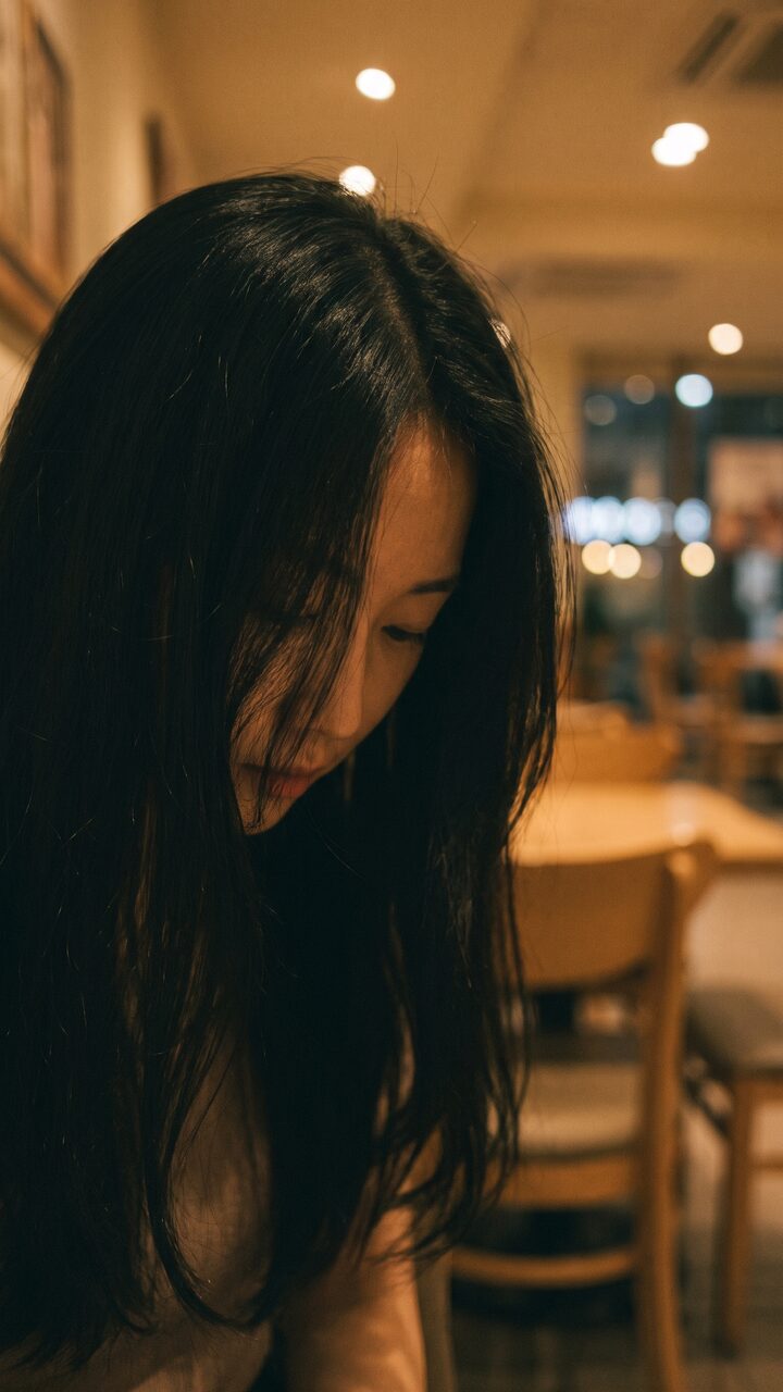 리뷰티 셀피 예시 이미지 6 — 고개를 숙인 실내 인물 컷