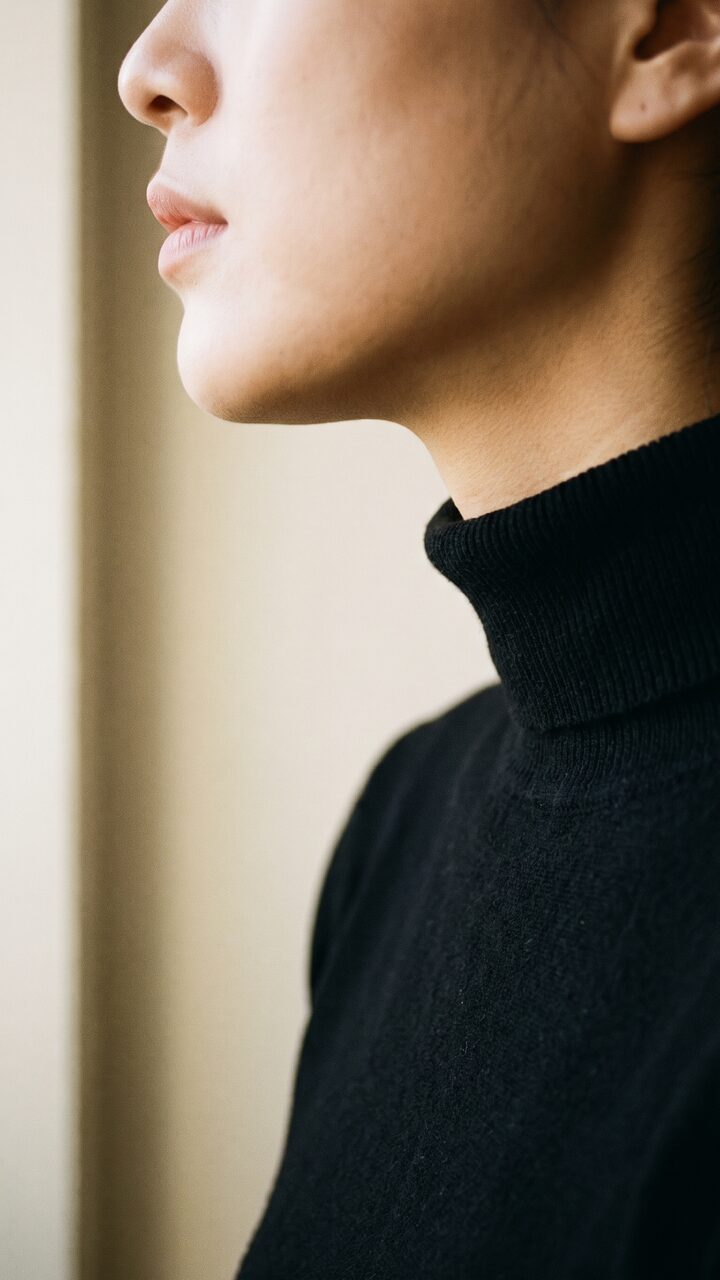 리뷰티 셀피 예시 이미지 7 — 턱선과 목선을 담은 클로즈업 프로필 컷