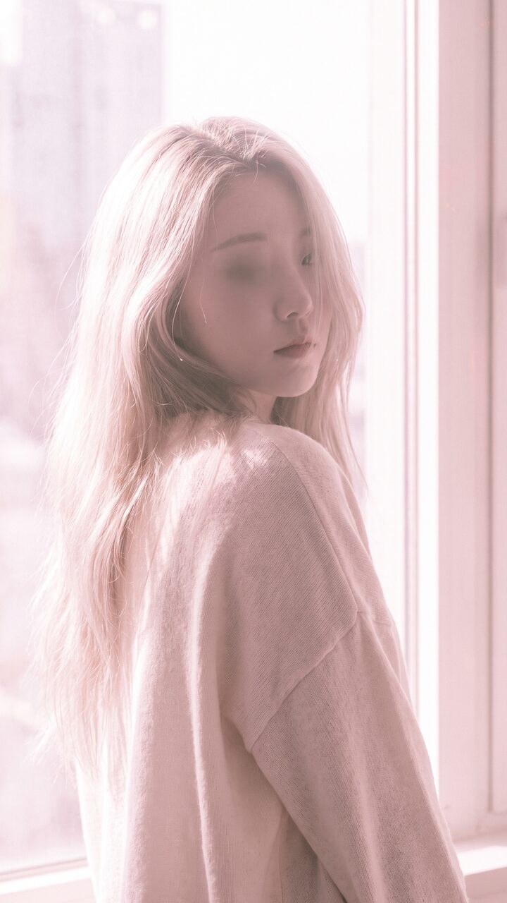 리뷰티 셀피 예시 이미지 9 — 창가에서 어깨 너머로 돌아보는 인물 컷