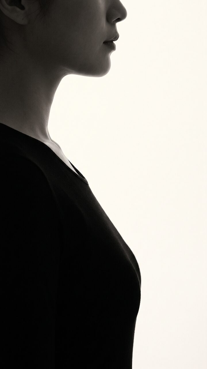 리뷰티 셀피 예시 이미지 10 — 밝은 회백 배경의 측면 프로필 컷