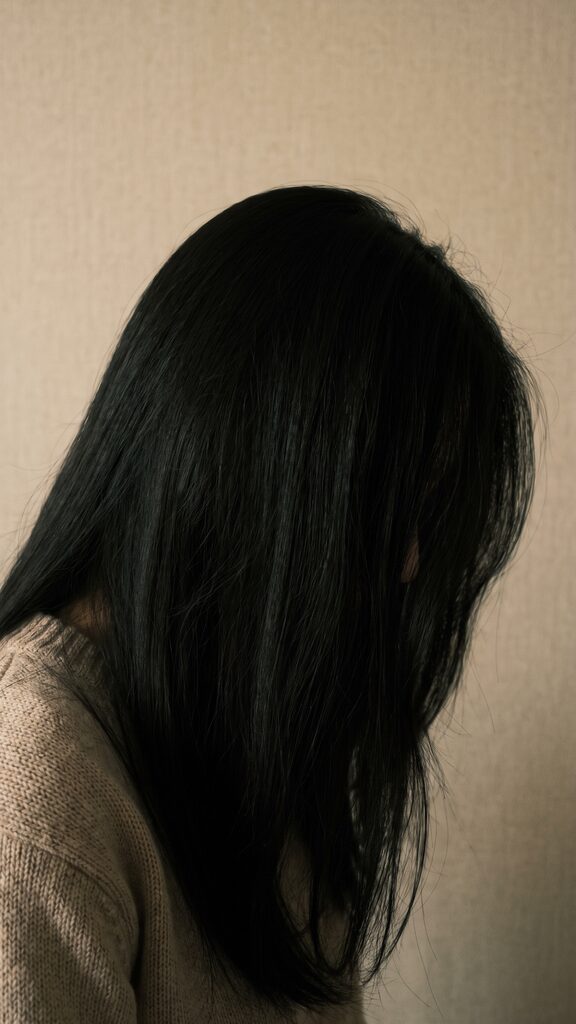 머리카락에 얼굴 일부가 가려진 인물 컷의 리뷰티 숏츠 미리보기 (AI 생성 예시 이미지)