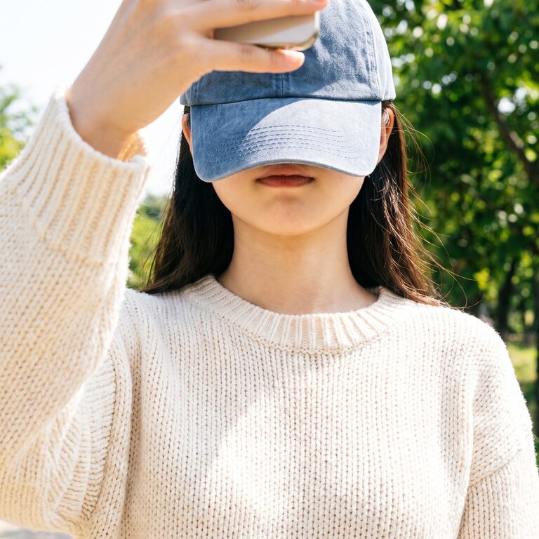 캐주얼 차림의 비식별 예시 인물 컷