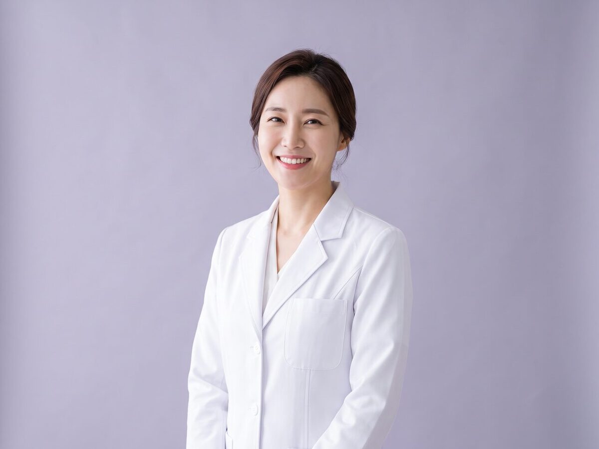 밝은 배경에서 정돈된 코 라인을 보여주는 가상 모델의 반신 이미지